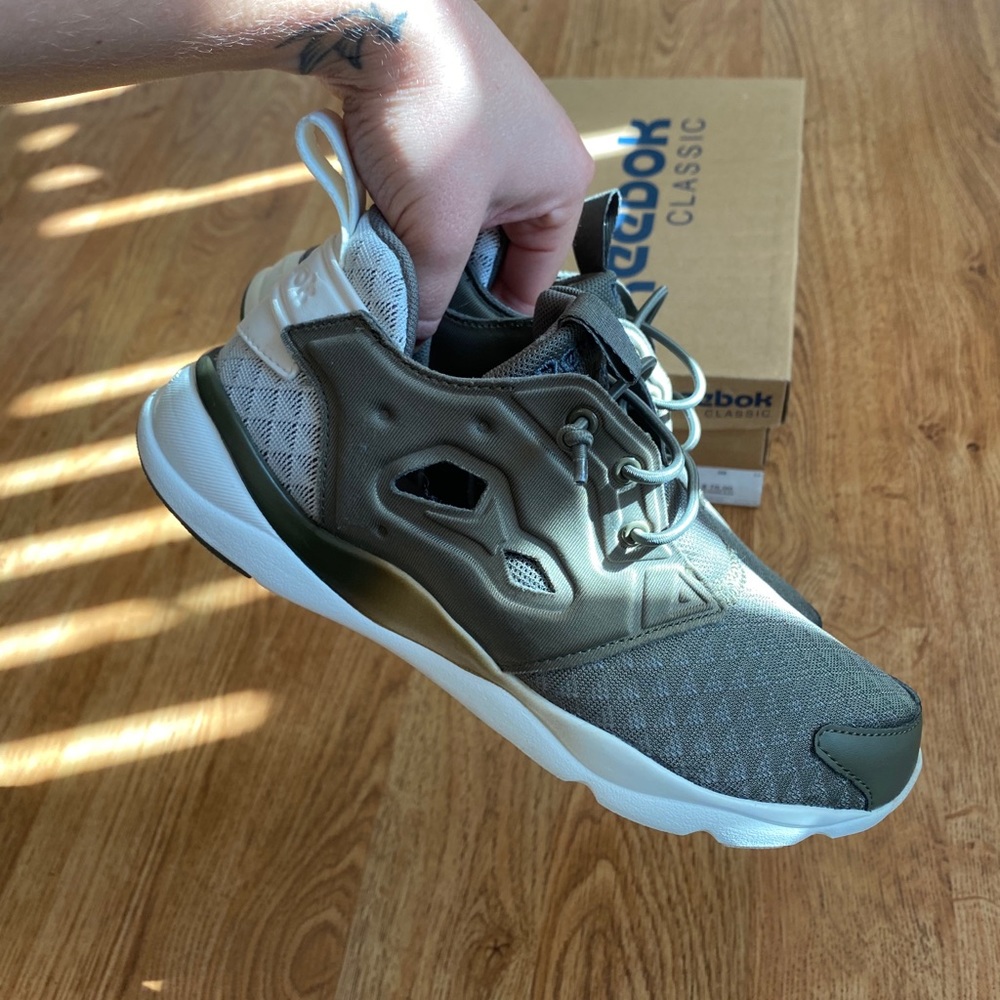 *worn once* Reebok sneakers - olive green ✨